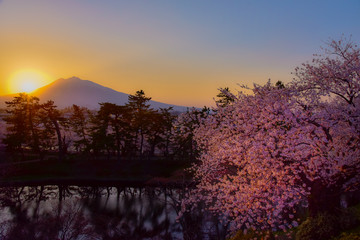 夕暮れの岩木山