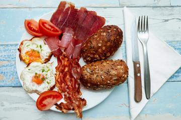 Breakfast with eggs,bacon and integral buns-Chrono diet