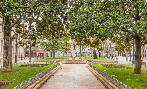 Glorieta del Doctor Zubia, Estatua de Sagasta, Logro&ntilde;o
