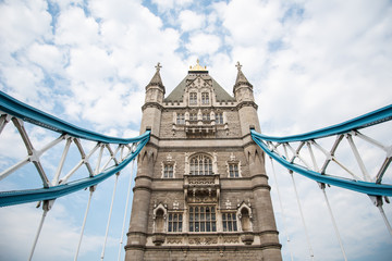 Fototapeta na wymiar Mid-hang London Bridge 