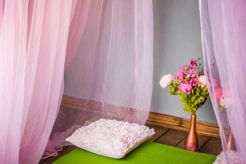 Bedroom in pink and green tones