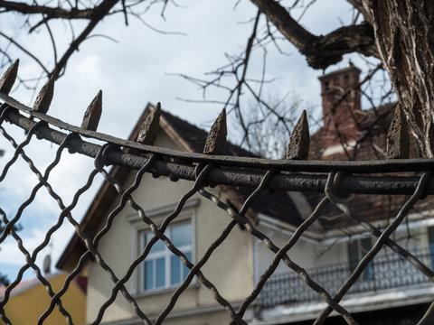 Haus hinter Zaun