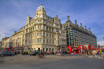 Obraz premium London, England in rush hour with people and transportation and classic building as background.