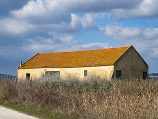 Obraz premium Farm house near mountain under blue sky