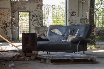 Lost places Sofa im Lokschuppen