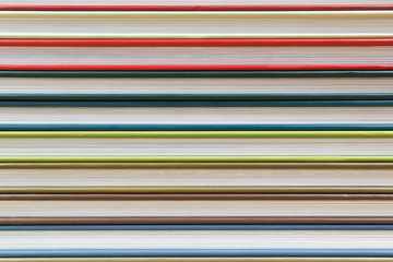 Książki w kolorowych okładkach © Senatorek