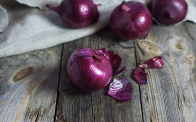 Red onions in the husk