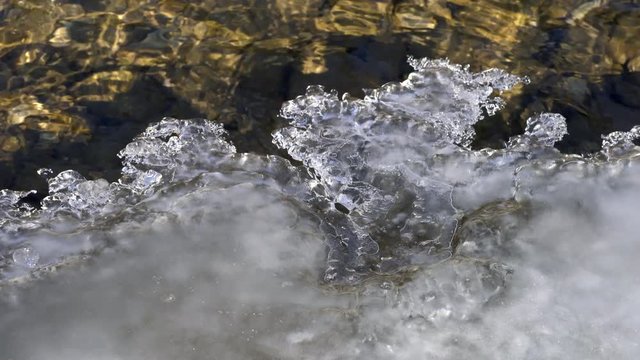 Eisgebilde im Winter an der Isar - Video in 4K