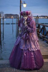 Maschera di carnevale in posa a Venezia