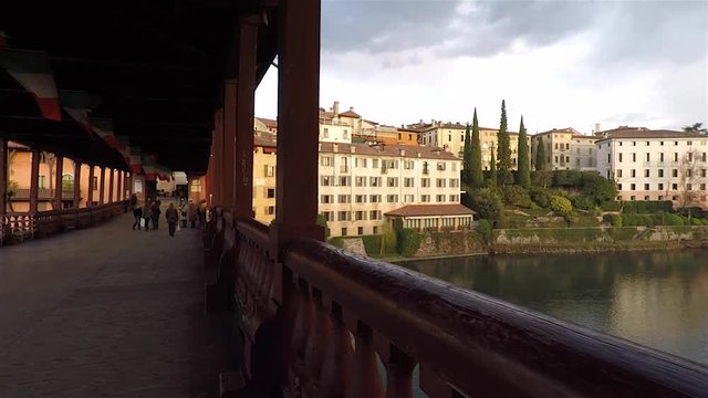 Passeggiata sul ponte vecchio di Bassano del Grappa