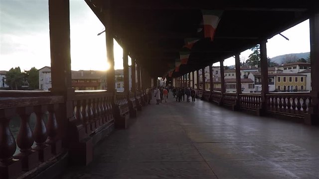 Passeggiata sul ponte vecchio di Bassano del Grappa