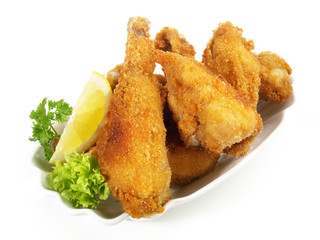 Knuspriges Backhendl mit Zitrone