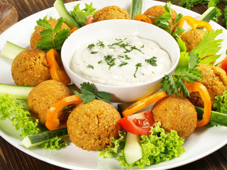 Falafel mit Joghurt-Dip