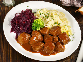 Gulasch mit Nudeln und Rotkohl