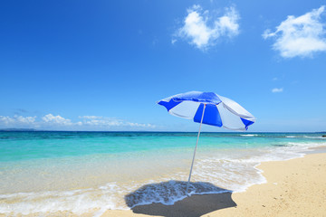 美しい沖縄のビーチと夏空
