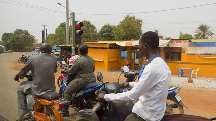 motociclisti in Ouagadougou capitale del Burkina Faso   © africa