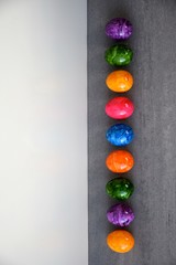 Bunte Ostereier in der Reihe