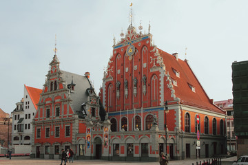 Obraz premium House Black-headed - building of 14th century at Town Hall Square. Riga, Latvia