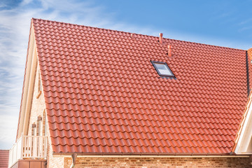 Dachfläche mit roten Ziegeln