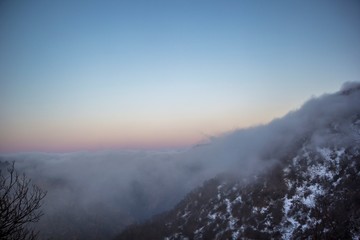 Горное ущелье в тумане, облачный вечер, горы и природа Северного Кавказа