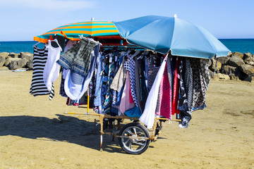 carretto di un venditore ambulante in spiaggia
