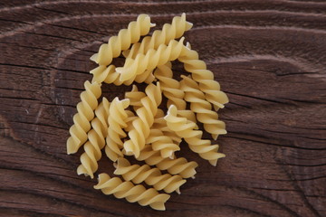 Rohe Fussilli Pasta auf Holz Hintergrund