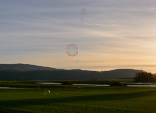 Seifenblasen im Himmel bei Sonnenuntergang