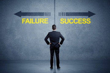 Obraz premium Businessman standing in front of success and failure arrow concept
