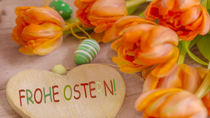 Frohe Ostern, Dekoration mit Tulpen und Herz
