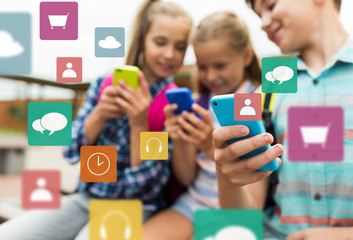 elementary school students with smartphones