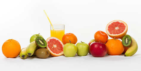 Fototapeta na wymiar Fresh fruit and juice mix