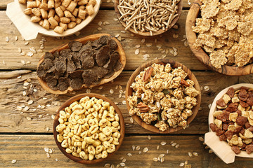 prodotti a base di cereali misti per colazione su sfondo rustico