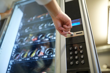 hand pushing button on vending machine - obrazy, fototapety, plakaty