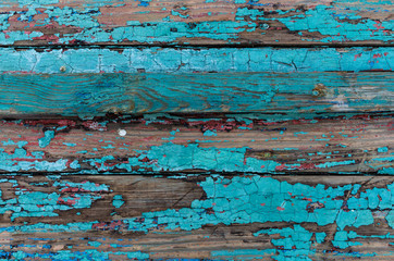 Ausschnitt eines alten Holzbootes mit blätternder Farbe