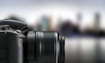 фотоаппарат на фоне города