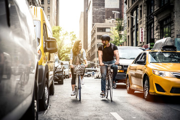 couple of new yorkers on their bikes - obrazy, fototapety, plakaty