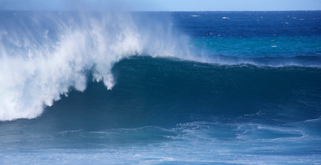 Fototapeta na wymiar Large waves from winter swells on the coast of Maui, Hawaii.