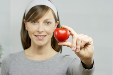 Fototapeta na wymiar Mid adult woman holding a tomato