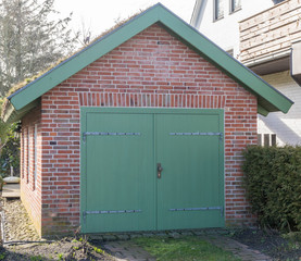 Garage mit gr&uuml;nem Tor
