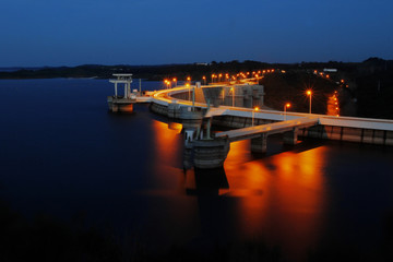 Barragem de Alqueva &aacute; noite