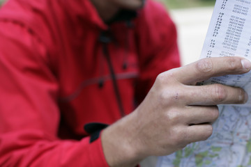 Obraz premium Mountaineer reading a map
