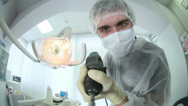 The dentist directs the light and directs at the camera punch. The dentist is a murderer. A nightmare.