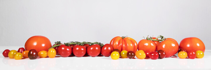 Viele verschiedene Sorten Tomaten, panorama
