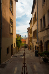 Fototapeta na wymiar Narrow Traditional Alley in Old Town Lyon, France