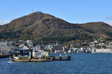 Fototapeta na wymiar 函館港の漁船と函館山