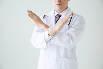 バツサインする男性医師