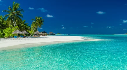 Foto op Plexiglas Strand en zee Palmbomen en strandparasols over lagune en wit zandstrand, Malediven