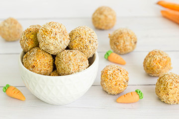 Carrot cake energy balls with walnut and dried dates