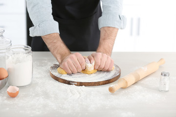 Obraz na płótnie Canvas Man preparing pasta on kitchen table