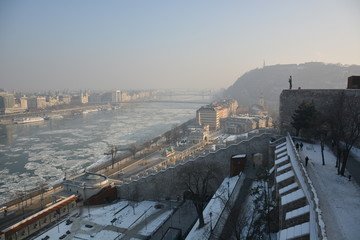 Blick auf die zugefrorene Donau in Budapest, Ungarn mit Eisschollen